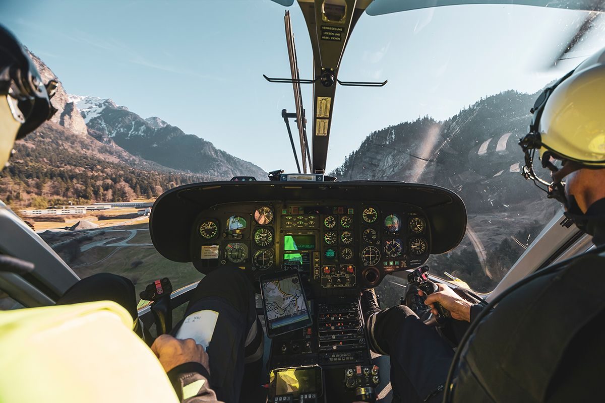 Cockpit eines AAA-Rettungshelikopters