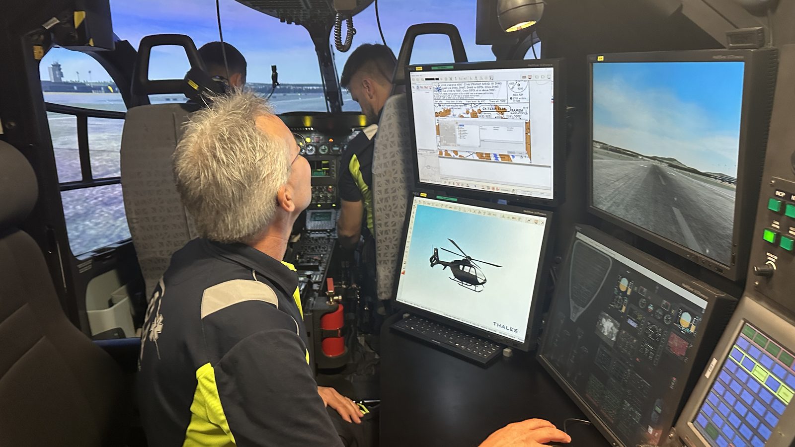 Die Crew nimmt im Simulator Platz