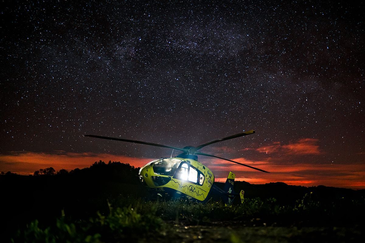 Rettungshelikopter unter Sternenhimmel